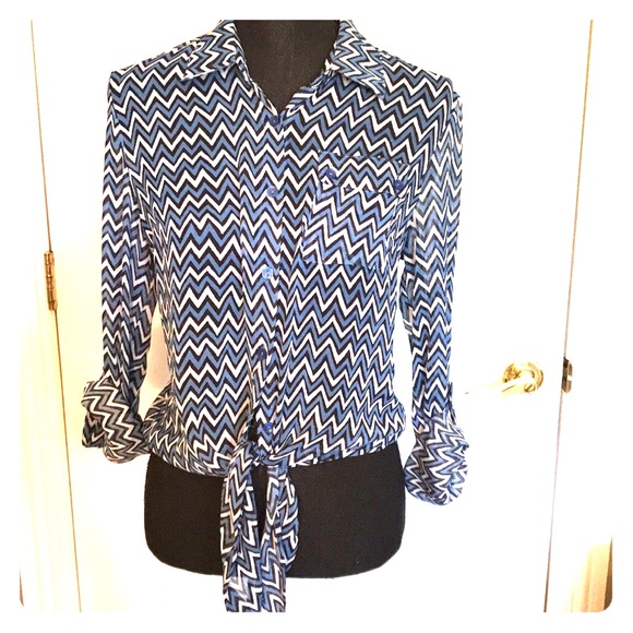 Patterned Button up blouse - Picture 1 of 6